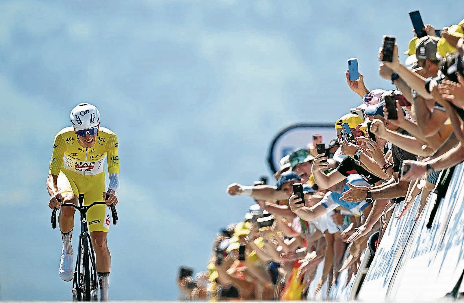 Pogacar, vestido con el amarillo de líder del Tour y jaleado por el público, se esfuerza en los últimos metros de la cronoescalada.