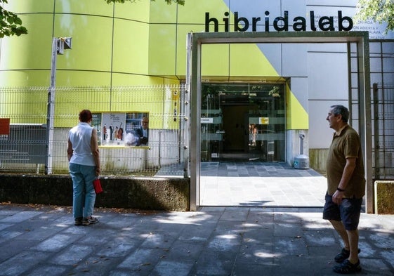 Entrada al centro Hibridalab, en la calle Miguel de Unamuno, en el entorno del Campus de Álava.