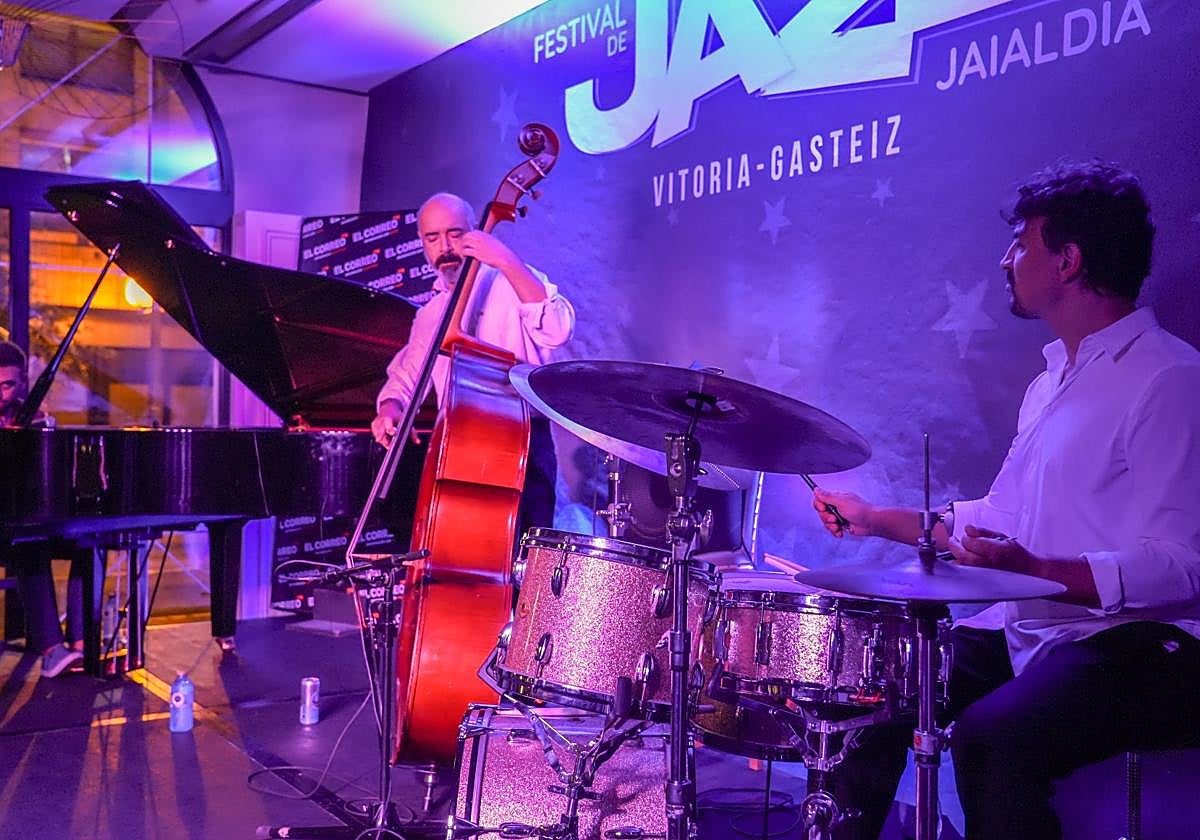 El trío conducido por Luca Filastro, durante su interpretación.