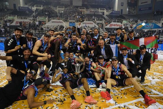 Los hombres de negro celebran la victoria en la final de la Europe Cup en la cancha del PAOK griego.