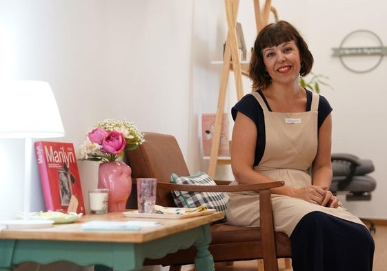 De maquilladora en series en Madrid a abrir un centro de estética en Santutxu donde vende muebles restaurados por ella