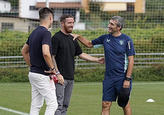 Muniain saluda a Valverde durante el entrenamiento de este viernes en Lezama.