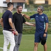 Muniain saluda a Valverde durante el entrenamiento de este viernes en Lezama.