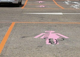 Vandalizan un aparcamiento exclusivo para mujeres en León con pintadas obscenas