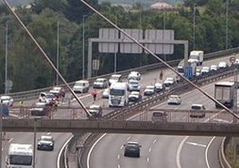 Dos horas de retenciones en el Txorierri tras un accidente entre un camión y dos coches