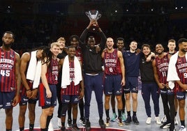 Seydina Faye levanta durante la celebración el Trofeo Diputación del último año.