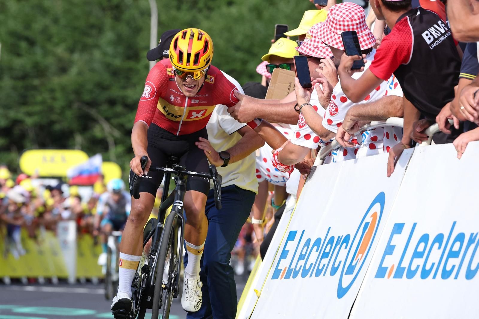 El noruego Johannnessen fue insultado tras verse involucrado en la caída de Pogacar.