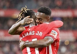 Nico Williams celebra su gol junto a su hermano Iñaki
