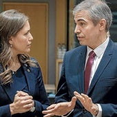 El secretario de Estado español para la UE, Fernando Sampedro, conversa ayer con la ministra danesa de Asuntos Europeos, Marie Bjerre