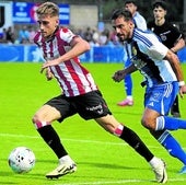 Robert Navarro controla el balón ante la presión de un rival en Urritxe.