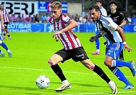 Robert Navarro controla el balón ante la presión de un rival en Urritxe.