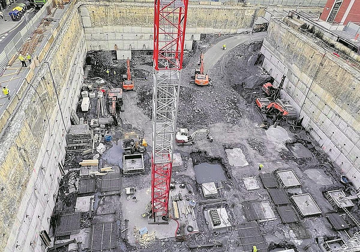 Vista de la obra, con su cimentación incipiente, desde el domicilio de un vecino.