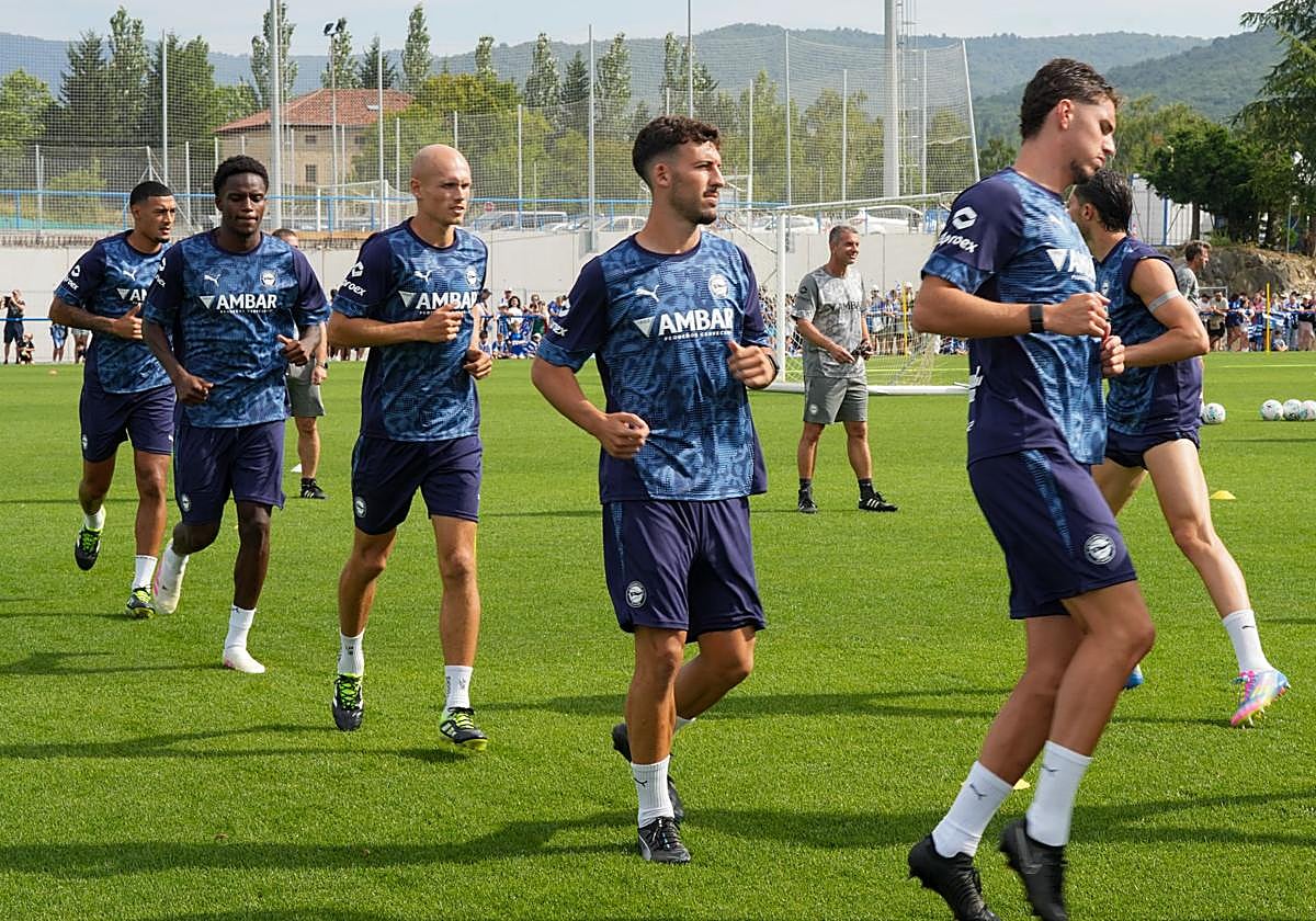 Los jugadores realizan ejercicios de activación durante el entrenamiento a puerta abierta del jueves en Ibaia