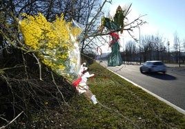 Flores en recuerdo de la fallecido en el lugar del atropello.