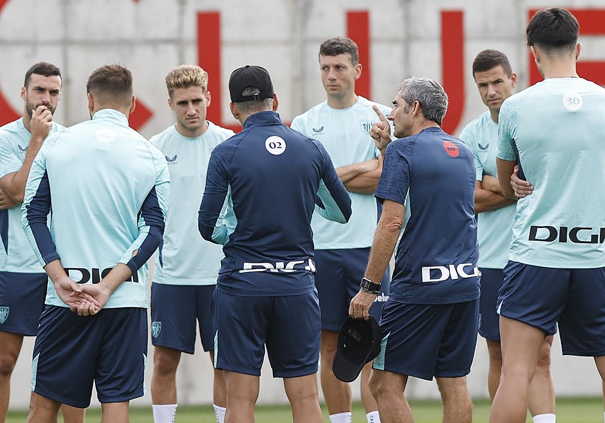 Ernesto Valverde supervisa el entrenamiento que el club rojiblanco en las instalaciones de Lezama