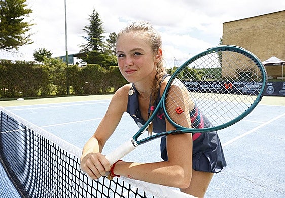 Klimovicova posa con su raqueta sobre la red en la Peña Vitoriana.