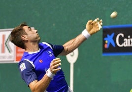 Peio Etxeberria devuelve una pelota con la zurda.
