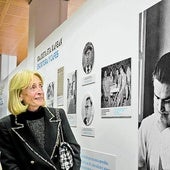 Susana Aldecoa, frente a la foto familiar que se exhibe en la Casa de Cultura que lleva el nombre del escritor.