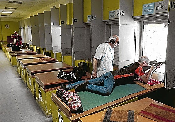 Prácticas de tiro en la galería de Artxanda, la que tiene 28 puestos para disparar a una distancia de 50 metros