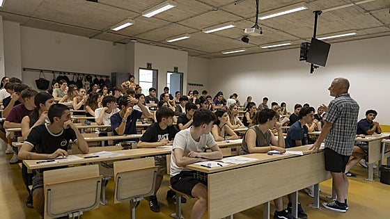 La falta de plazas en la universidad pública empuja a familias vascas hacia la privada