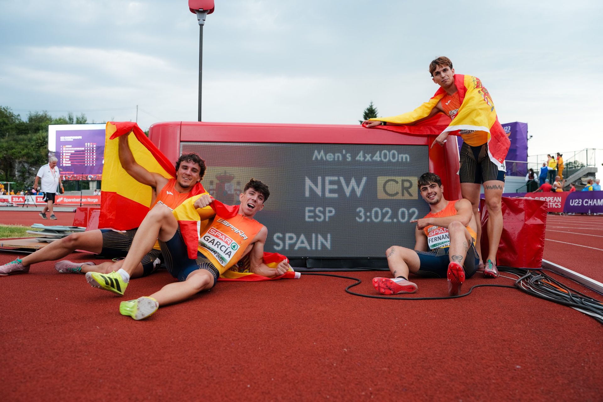 Markel Fernández, sentado a la derecha, con el nuevo récord de Europa sub'23.