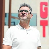 Tximi López frente a la sede del sindicato en Bilbao