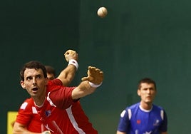 Altuna III se coloca para golpear la pelota con la derecha en Laudio