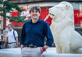 El líder de los socialistas vascos posa en un banco de la plaza Jado de Bilbao antes de atender la entrevista en la sede de su partido.