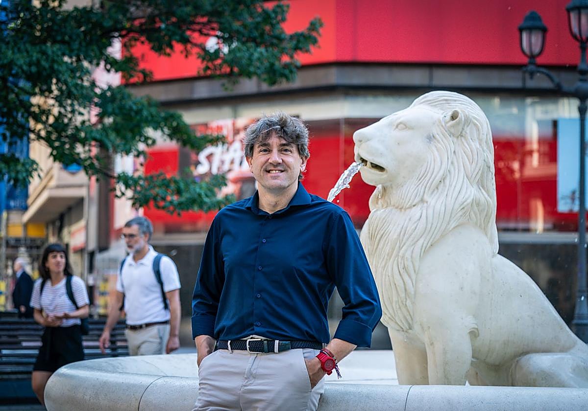 El líder de los socialistas vascos posa en un banco de la plaza Jado de Bilbao antes de atender la entrevista en la sede de su partido.
