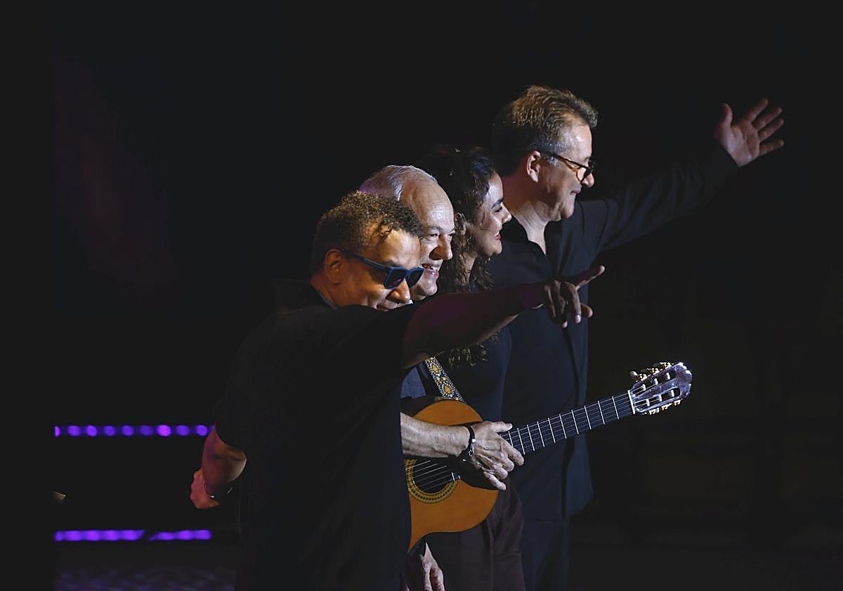 Imagen principal - La despedida de Toquinho, los músicos de 'Second line' y Dora Morelembaum. 