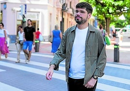 Martínez, en la imagen cruzando un paso de cebra en el centro de Bilbao, es diputado de Sumar por Bizkaia desde las elecciones generales de julio de 2023.