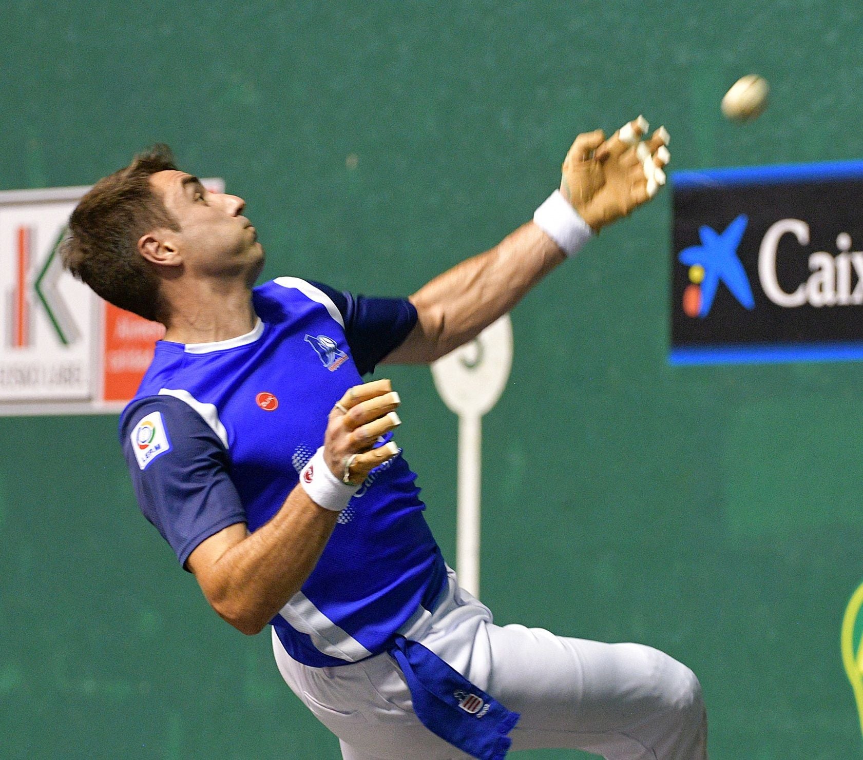 Peio Etxeberria devuelve una pelota con la zurda.