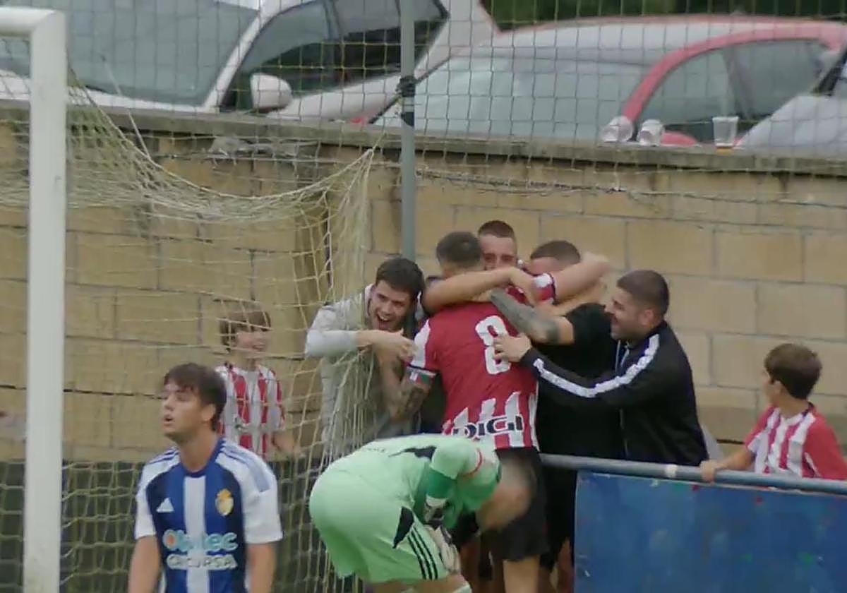 Sancet celebró con su cuadrilla el primer gol de la pretemporada del Athletic