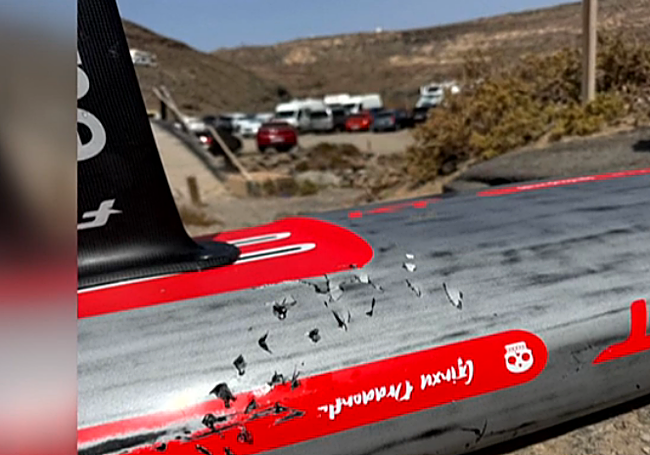 Imagen de la tabla de paddle surf tras el ataque del tiburón.