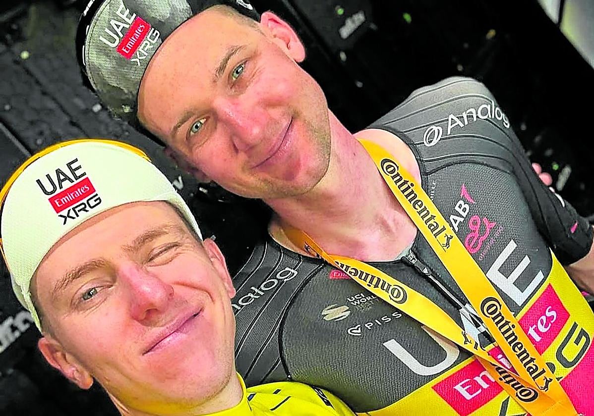 Pogacar y Wellens se hacen un selfie en el podio habilitado en la meta de Carcasona.