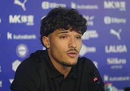 Yusi Enríquez, durante su presentación como jugador del Alavés.