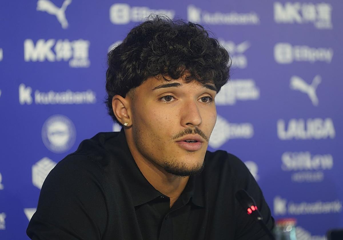 Yusi Enríquez, durante su presentación como jugador del Alavés.