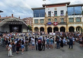 Plaza del Ayuntamiento de Arrigorriaga engalanada para las fiestas.