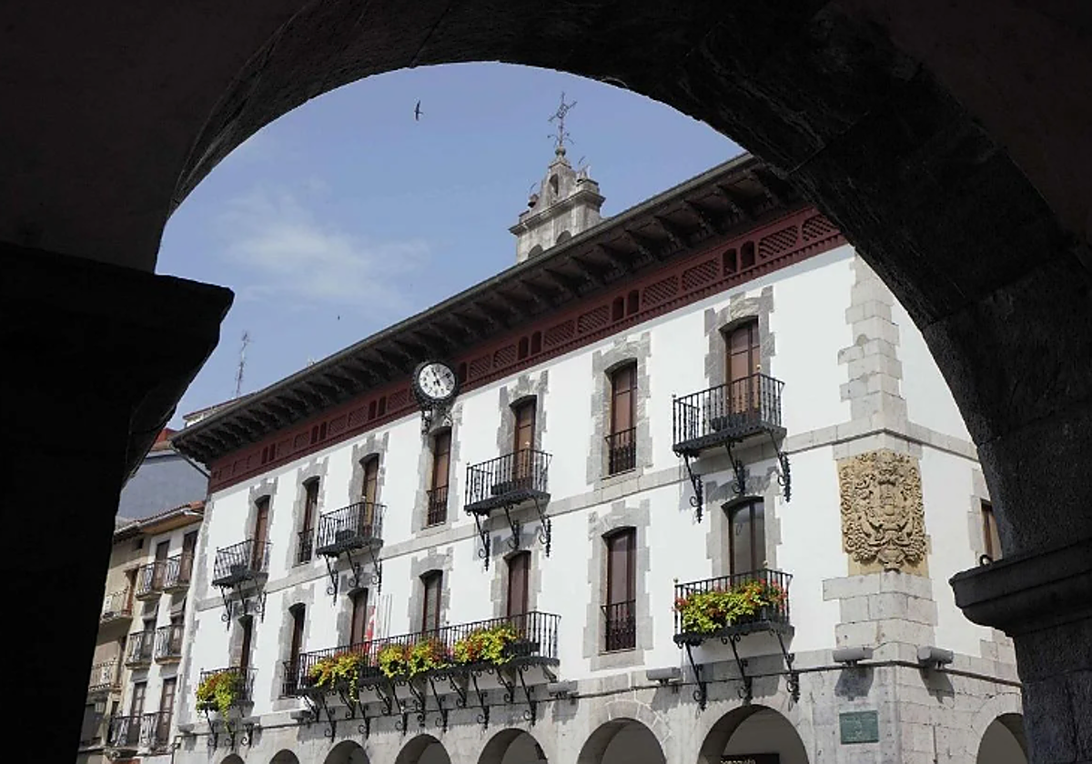 La alcaldesa de Azpeitia tacha de «desproporcionado» el despliegue de la Ertzaintza por los altercados