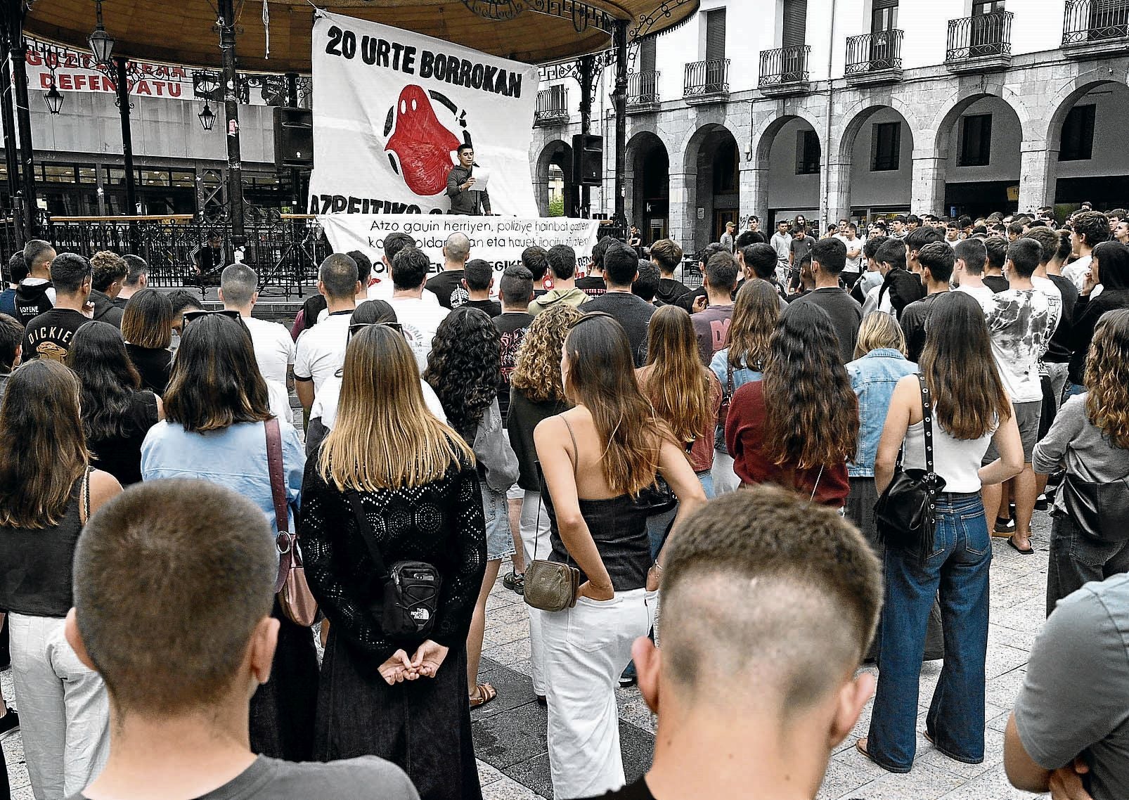Decenas de jóvenes se concentraron el domingo en Azpeitia contra la «actuación desproporcionada» de la Policía Local y la Ertzaina.