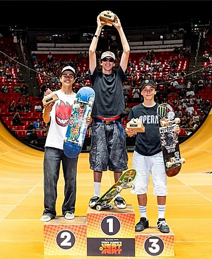 Egoitz Bijueska, a la derecha, en el podio del Tony Hawk's Vert Alert.