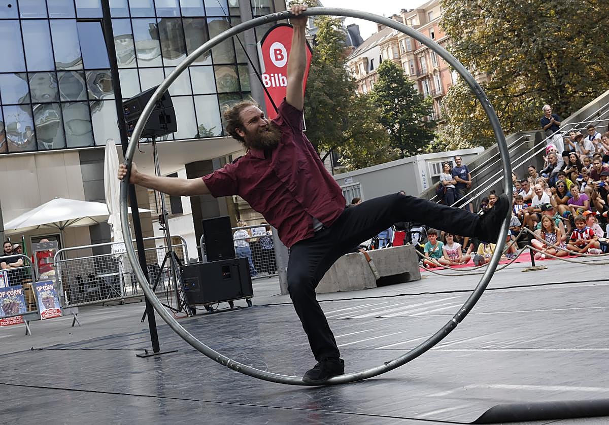 23 espectáculos callejeros llenarán Bilbao de acrobacias, magia y 'clowns' en Aste Nagusia