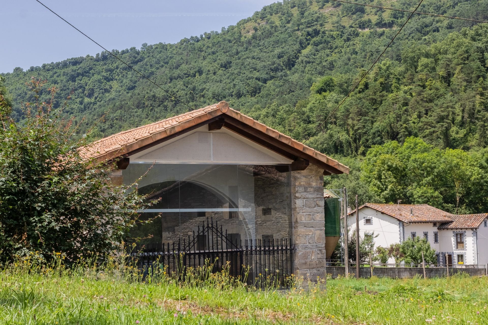 Una ermita del siglo XVI renace como centro social para los 50 vecinos de un pequeño pueblo a media hora de Bilbao