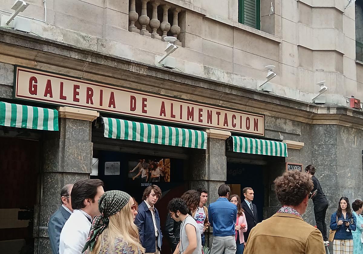 El Kafe Antzokia transformado en una galería de alimentación de los años setenta