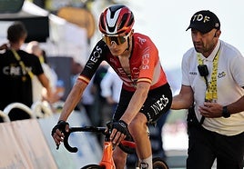 Carlos Rodríguez llega a meta en la etapa con final en Hautacam.