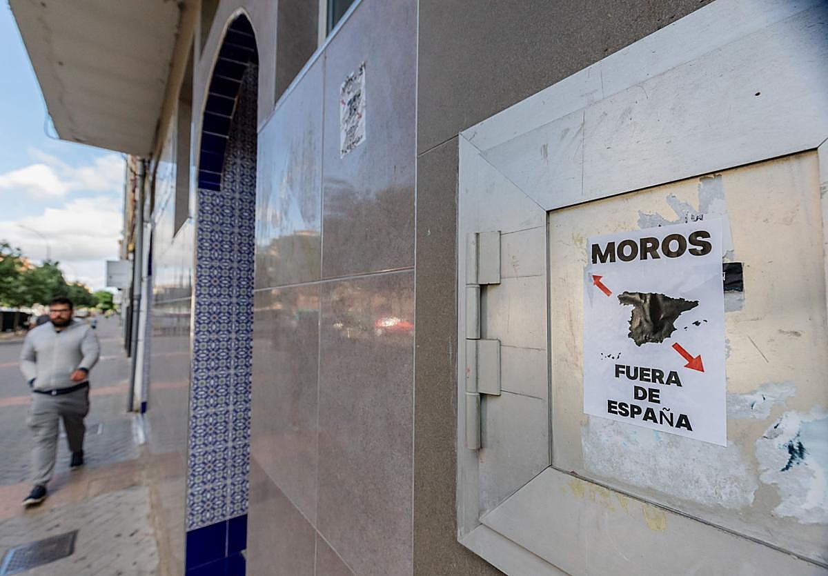 Cartel ofensivo en la mezquita Alqdos, del barrio de Adurza.