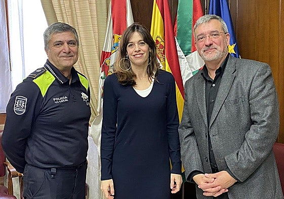 El comisario de la Policía Local posa con la alcaldesa, Maider Etxebarria, y el concejal de Seguridad, César Fernández de Landa.