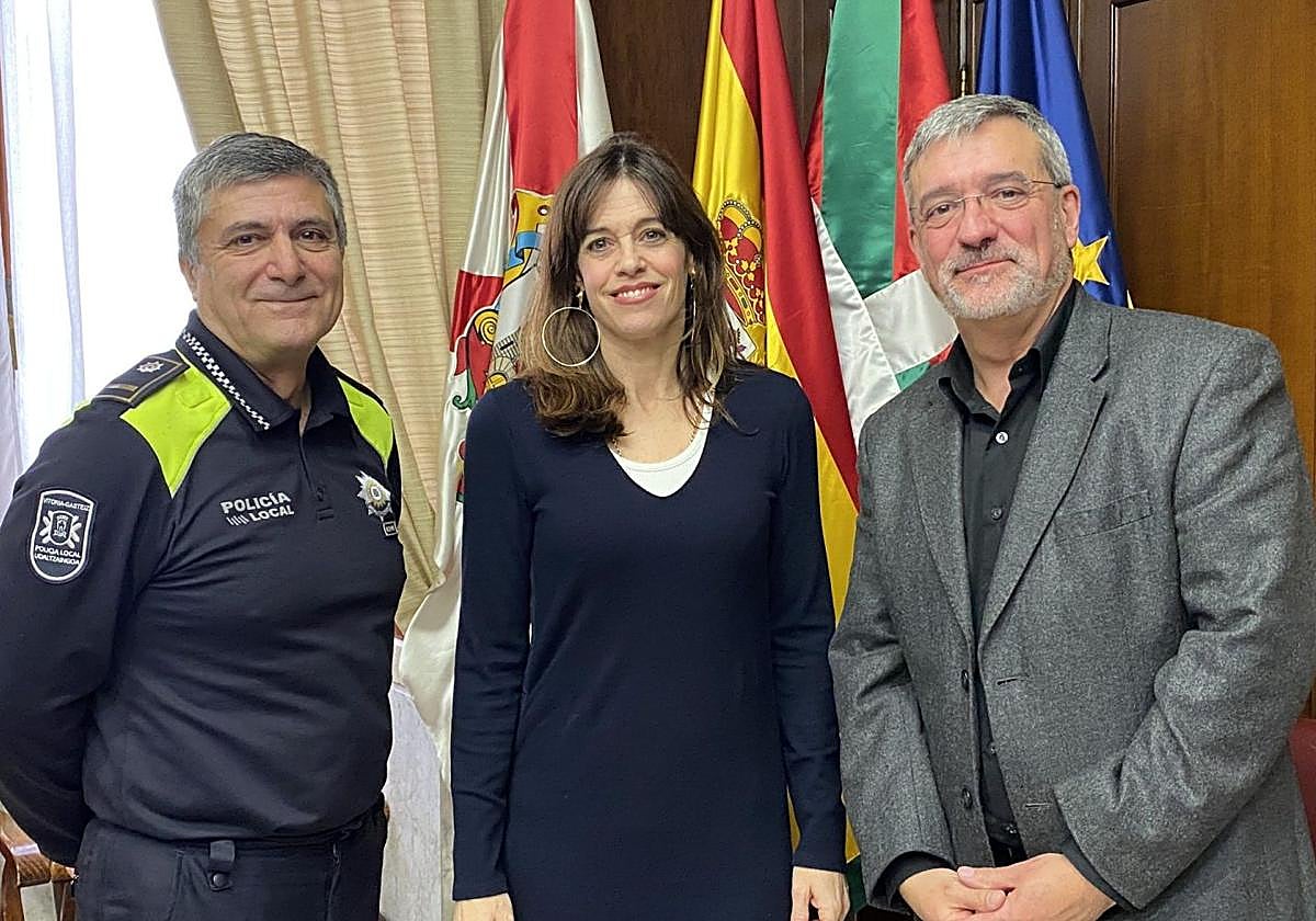 El comisario de la Policía Local posa con la alcaldesa, Maider Etxebarria, y el concejal de Seguridad, César Fernández de Landa.