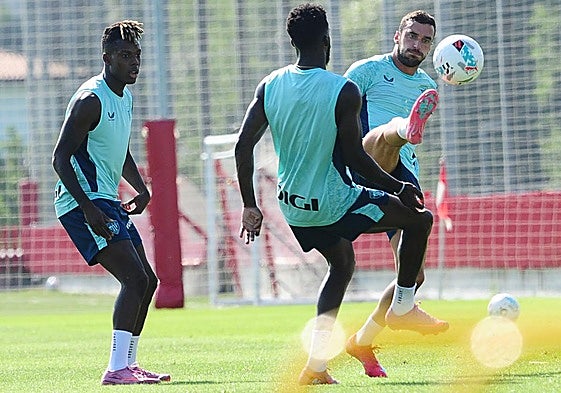 Los Williams y Lekue, en el entrenamiento de este lunes en Lezama.