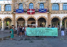 Los familiares de muchas de las trabajadoras participaron en la concentración para mostrar su apoyo